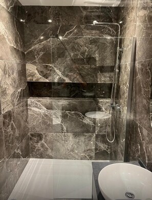 Douche, sèche-cheveux, serviettes fournies, savon