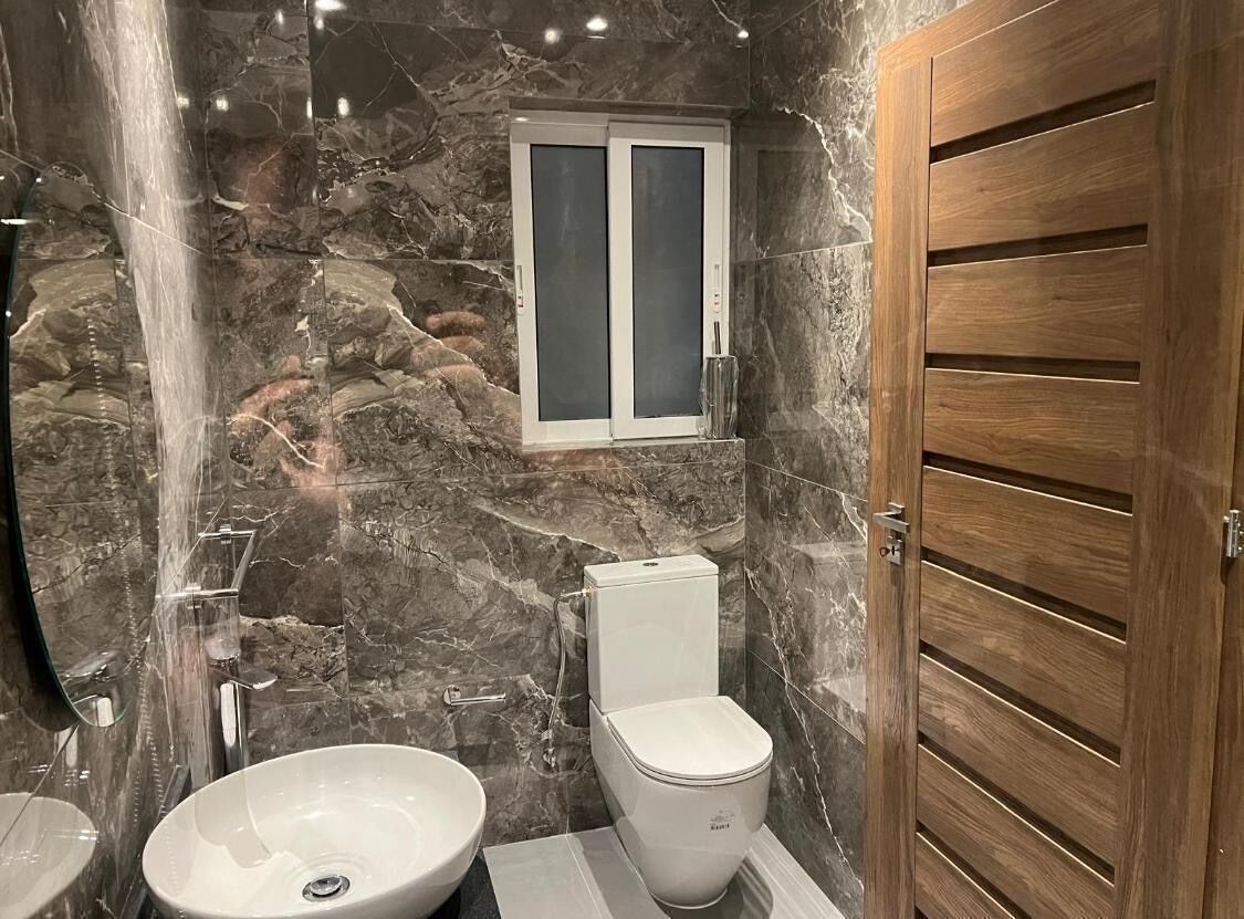 Douche, sèche-cheveux, serviettes fournies, savon