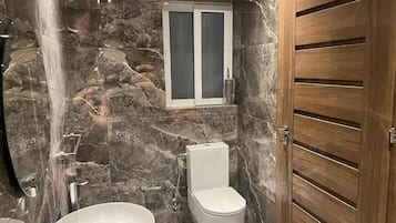 Douche, sèche-cheveux, serviettes fournies, savon