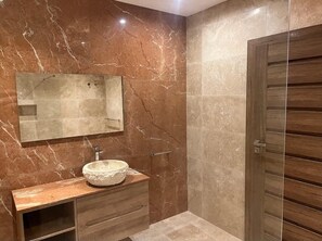 Dusche, Haartrockner, Handtücher, Seife