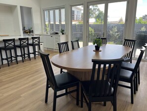 Maison, 4 chambres, patio | Salle à manger