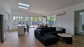 Maison, 4 chambres, patio | Salle de séjour