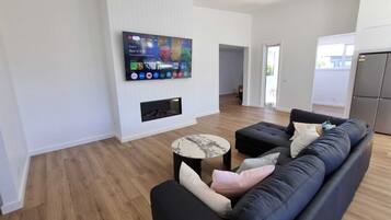 House, 4 Bedrooms, Patio | Living room