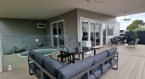 Outdoor dining - Winter Escape-private spa (Melbourne)