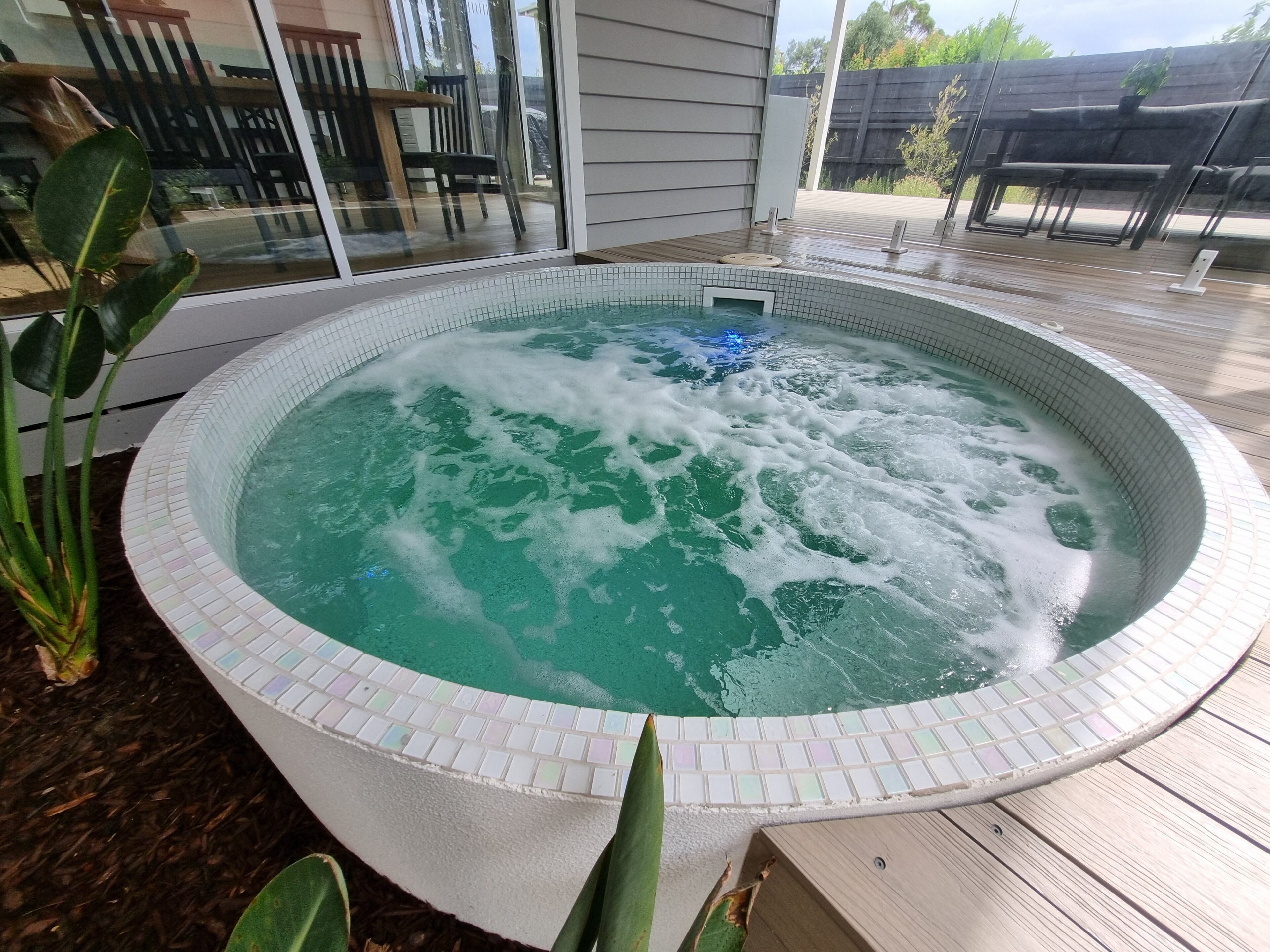 Outdoor spa tub