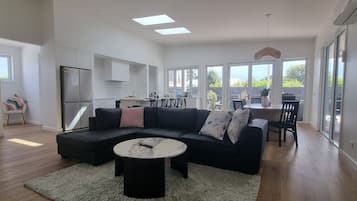 House, 4 Bedrooms, Patio | Living room