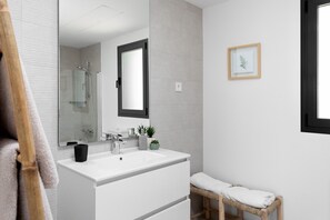 Een douche, een haardroger, handdoeken