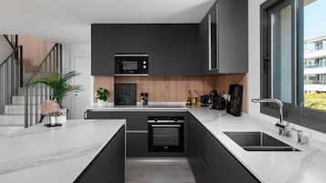 Refrigerador, microondas, horno y parrilla de estufa