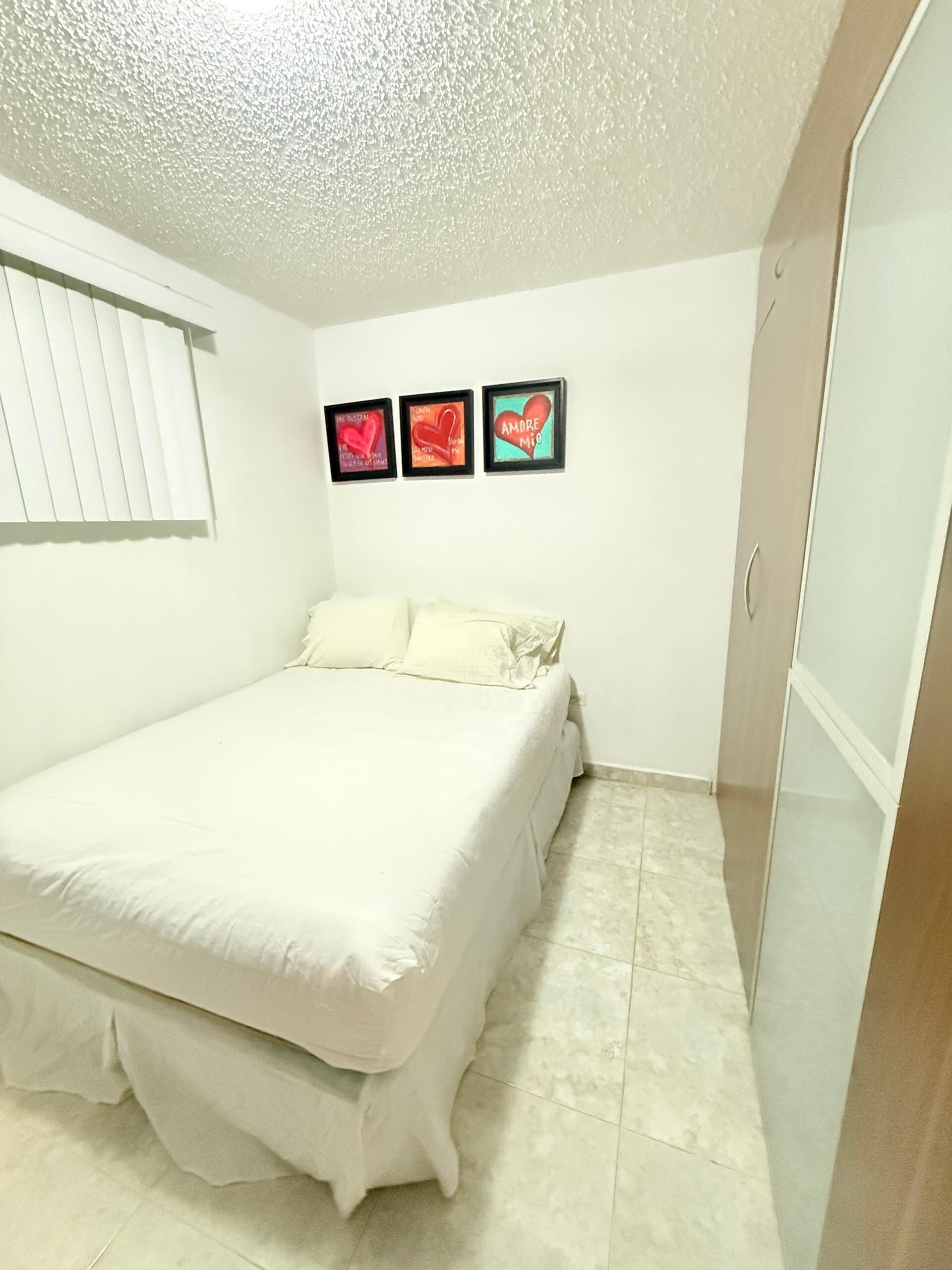 Planxa i posts de planxar, wifi i roba de llit 