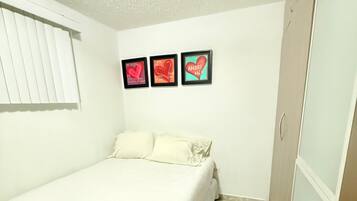 Planxa i posts de planxar, wifi i roba de llit