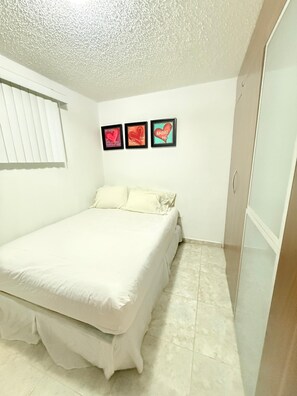 Tabla de planchar con plancha, wifi, ropa de cama