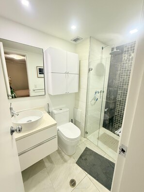 Serviettes fournies, savon, papier toilette