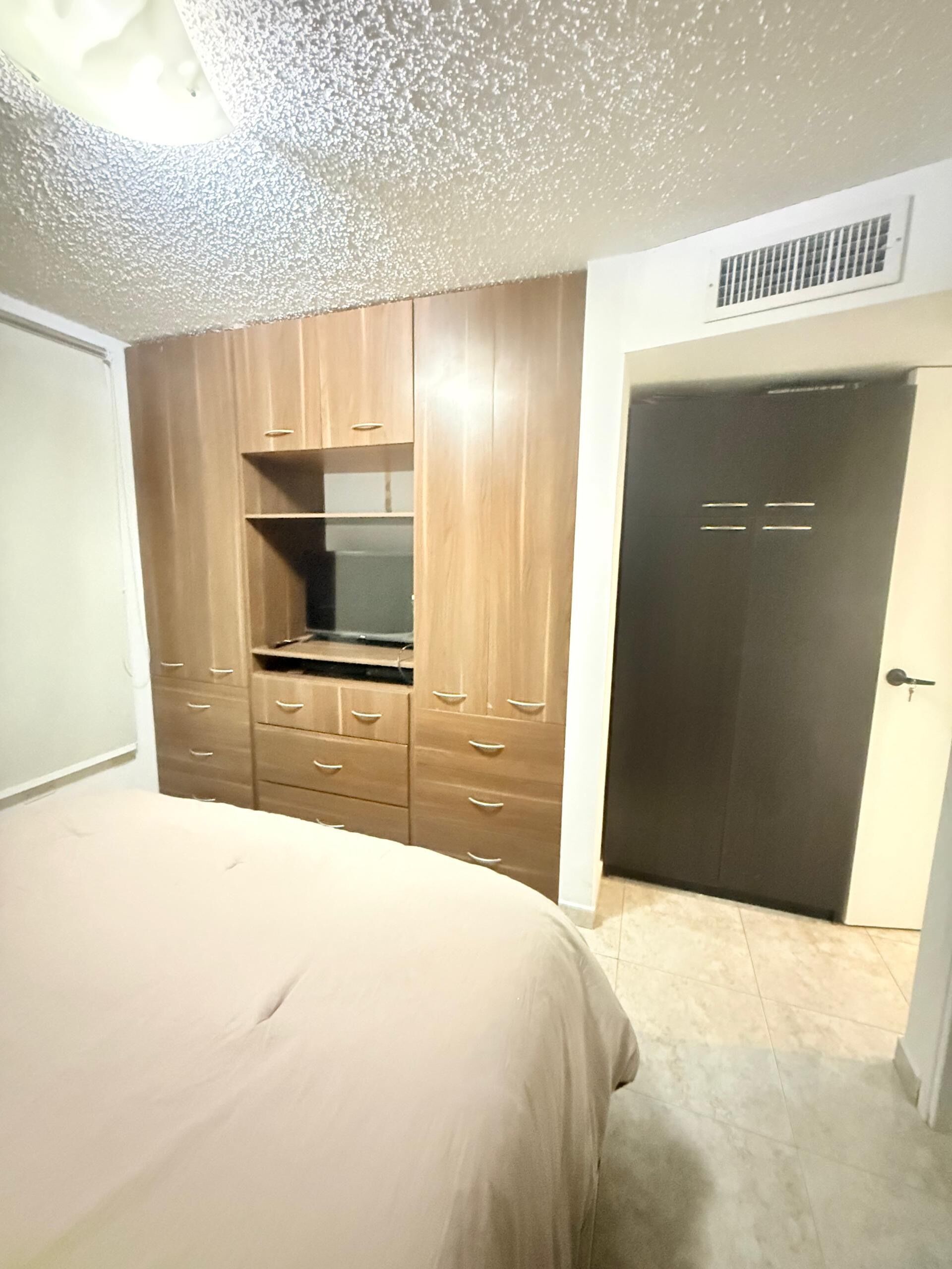 Tabla de planchar con plancha, wifi, ropa de cama