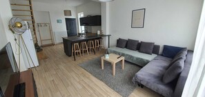 Basic Townhome | Living area
