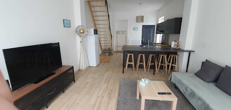 Basic Townhome | Living area | Flat-screen TV. Au 169 Maison du coin