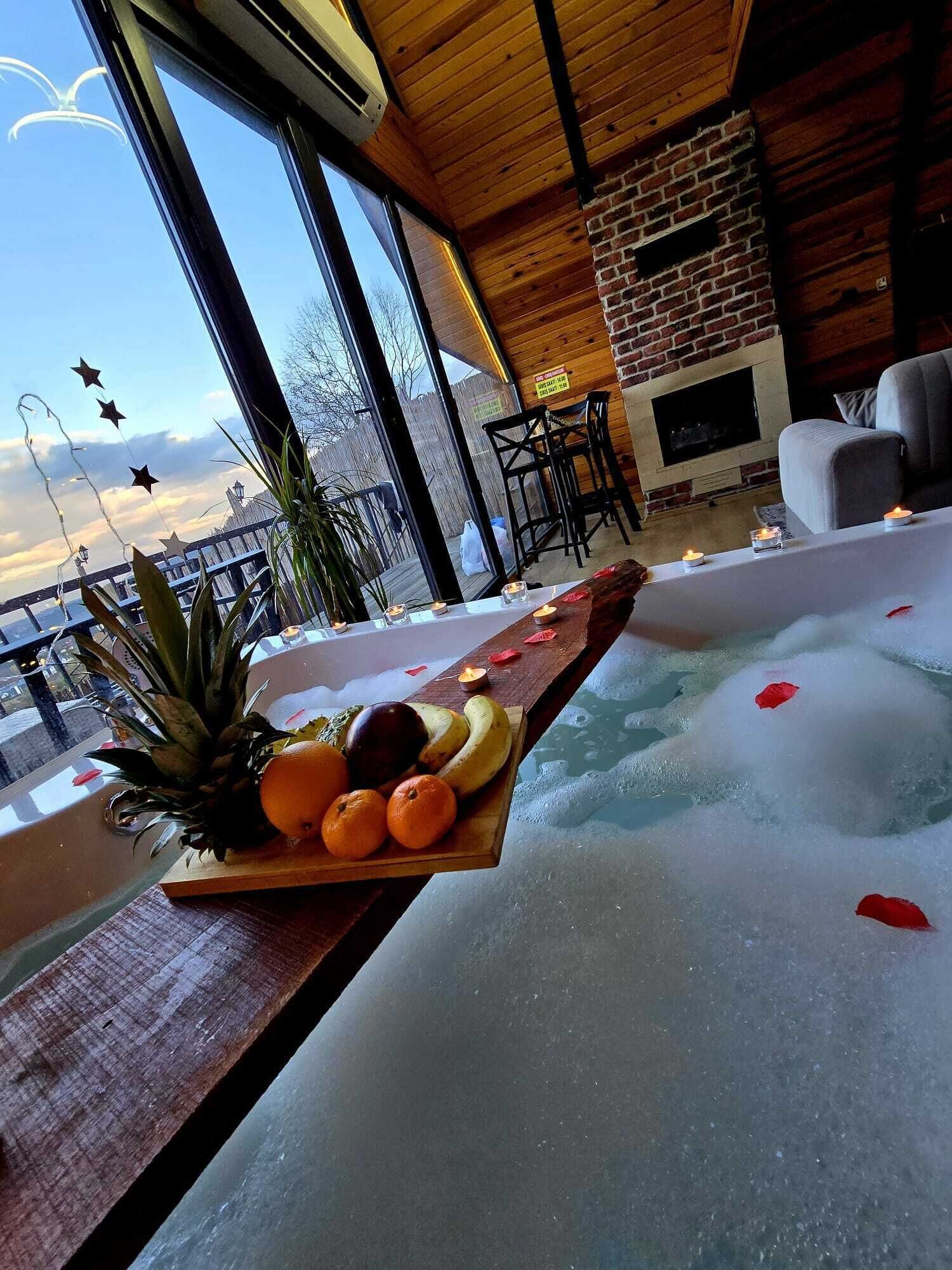 Deluxe Suite, Pool View | Jetted tub