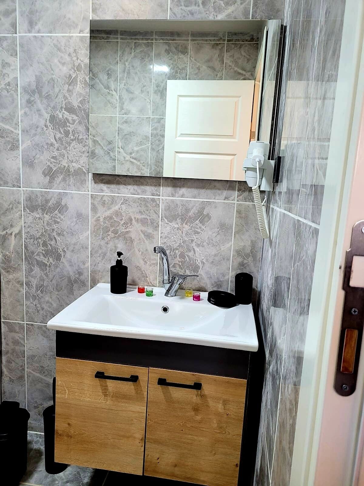 Suite – deluxe, bassengutsikt | Bad | Toalettartikler (inkludert), hårføner, håndklær og såpe