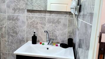 Suite – deluxe, bassengutsikt | Bad | Toalettartikler (inkludert), hårføner, håndklær og såpe