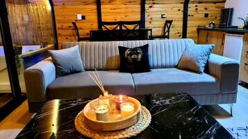 Suite – deluxe, bassengutsikt | Wi-fi (inkludert)