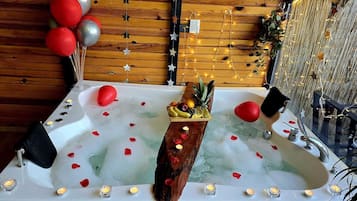 Deluxe Suite, Pool View | Jetted tub