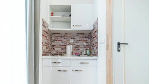 Căn hộ cơ bản | Bếp nhỏ riêng | Tủ lạnh nhỏ, lò vi sóng, bếp nấu, dụng cụ nấu nướng/bát dĩa/dao nĩa 