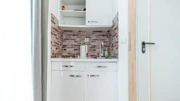 Basic Apartment | Private kitchenette | Mini-fridge, microwave, stovetop, cookware/dishes/utensils