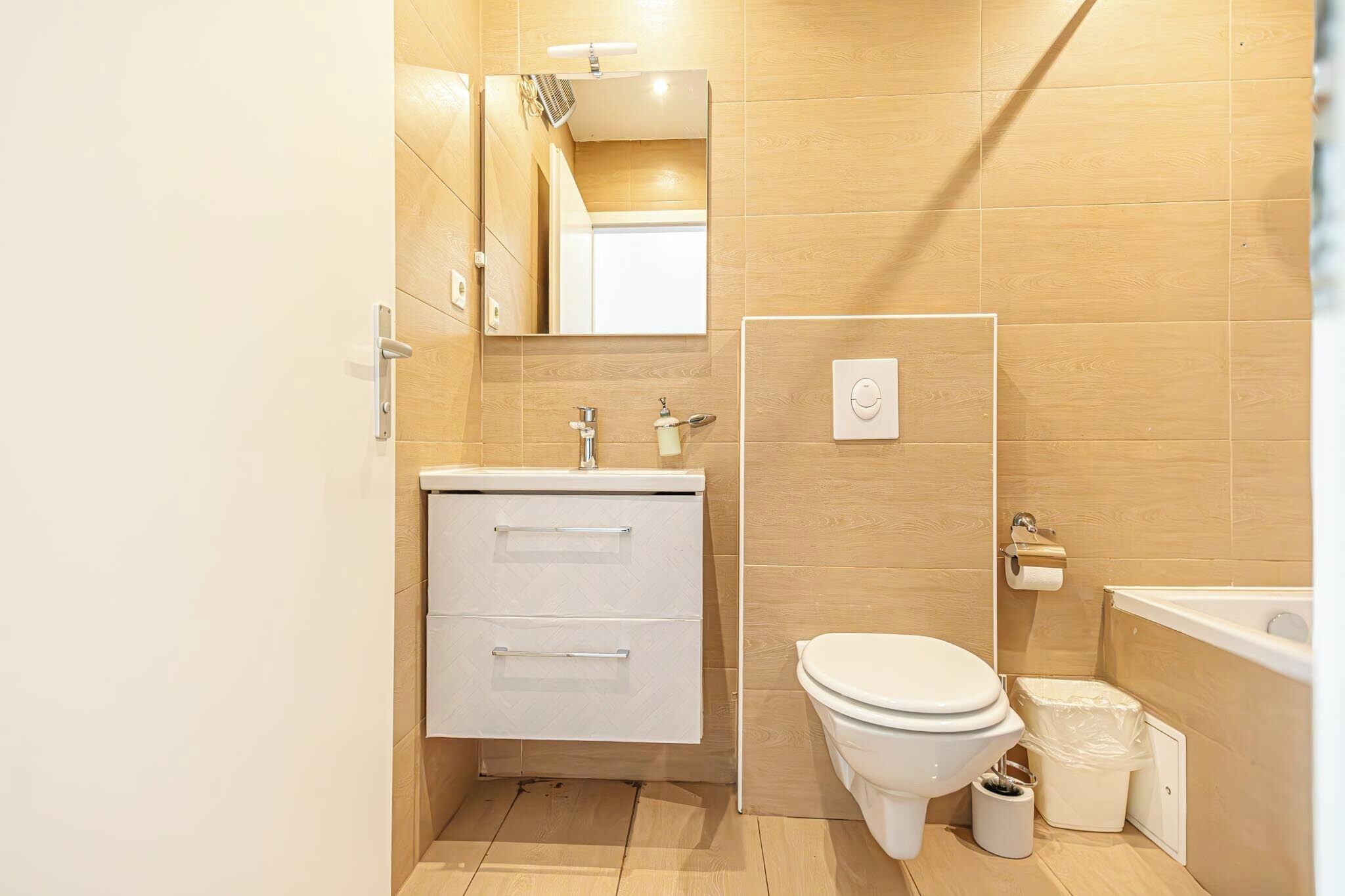 Appartement de base | Salle de bain | Ensemble baignoire-douche, articles de toilette (gratuits)