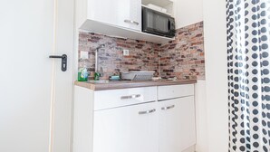 Căn hộ cơ bản | Bếp nhỏ riêng | Tủ lạnh nhỏ, lò vi sóng, bếp nấu, dụng cụ nấu nướng/bát dĩa/dao nĩa 