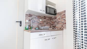 Basic Apartment | Private kitchenette | Mini-fridge, microwave, stovetop, cookware/dishes/utensils