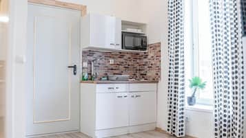 Basic Apartment | Dapur kecil peribadi | Peti sejuk mini, ketuhar gelombang mikro, dapur