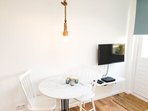 Dining - Rustige studio aan de duinen, vlakbij het centrum, met eigen parkeerplaats. (Zandvoort)