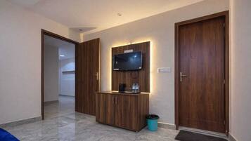 Escritorio, espacio para trabajar con laptop y wifi gratis