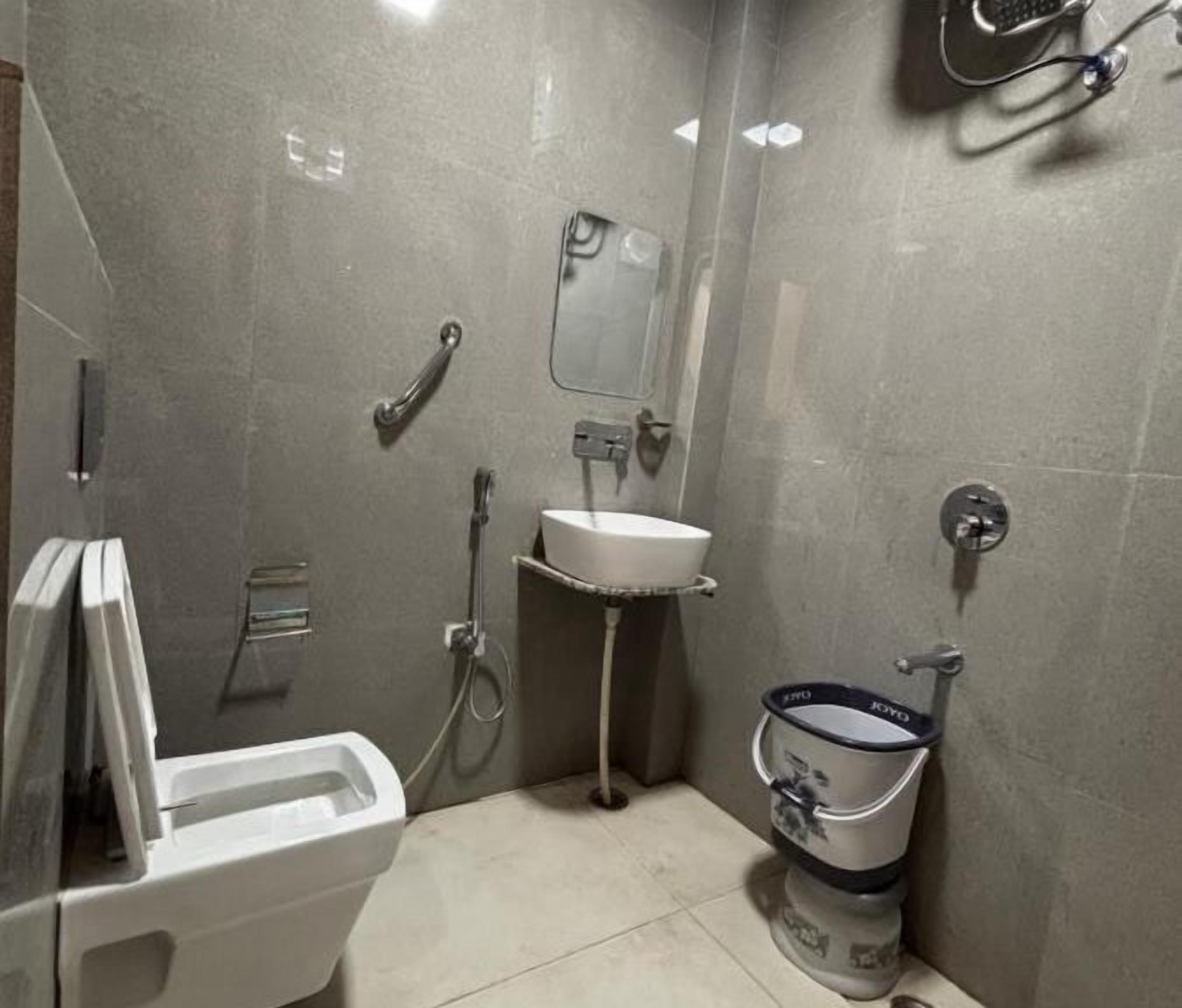 Deluxe Double Room | Bathroom | Shower, free toiletries, hair dryer, bidet
