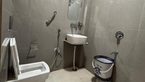 Kahden hengen deluxe-huone | Kylpyhuone | Suihku, ilmaiset hygieniatuotteet, hiustenkuivaaja, bidee