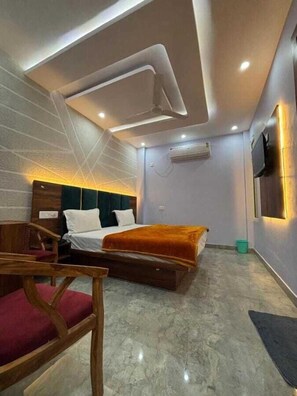 Phòng đôi Deluxe, 1 giường đôi | Bộ đồ giường kháng dị ứng, chăn bông, nệm có lớp đệm bông, bàn 