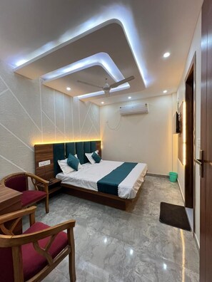 Hypo-allergenic bedding, down comforters, pillowtop beds, desk - The Vrnda Heritage (Haridwar)