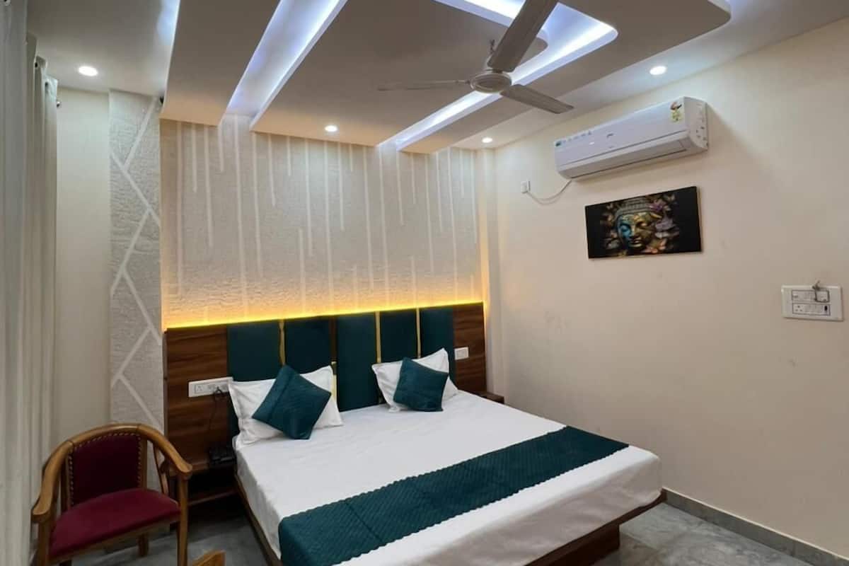 Hypo-allergenic bedding, down comforters, pillowtop beds, desk