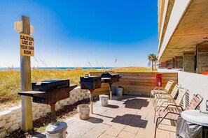 Outdoor dining - Seawind 1506 | Beachfront Condo – Great location - walk to everything! (Gulf Shores)