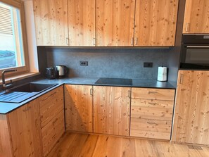 Fridge, microwave, oven, stovetop - Apartment 'Stella' with Mountain View, Private Terrace and Wi-Fi (Isolaccia)