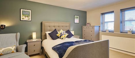 Tabla de planchar con plancha, wifi, ropa de cama