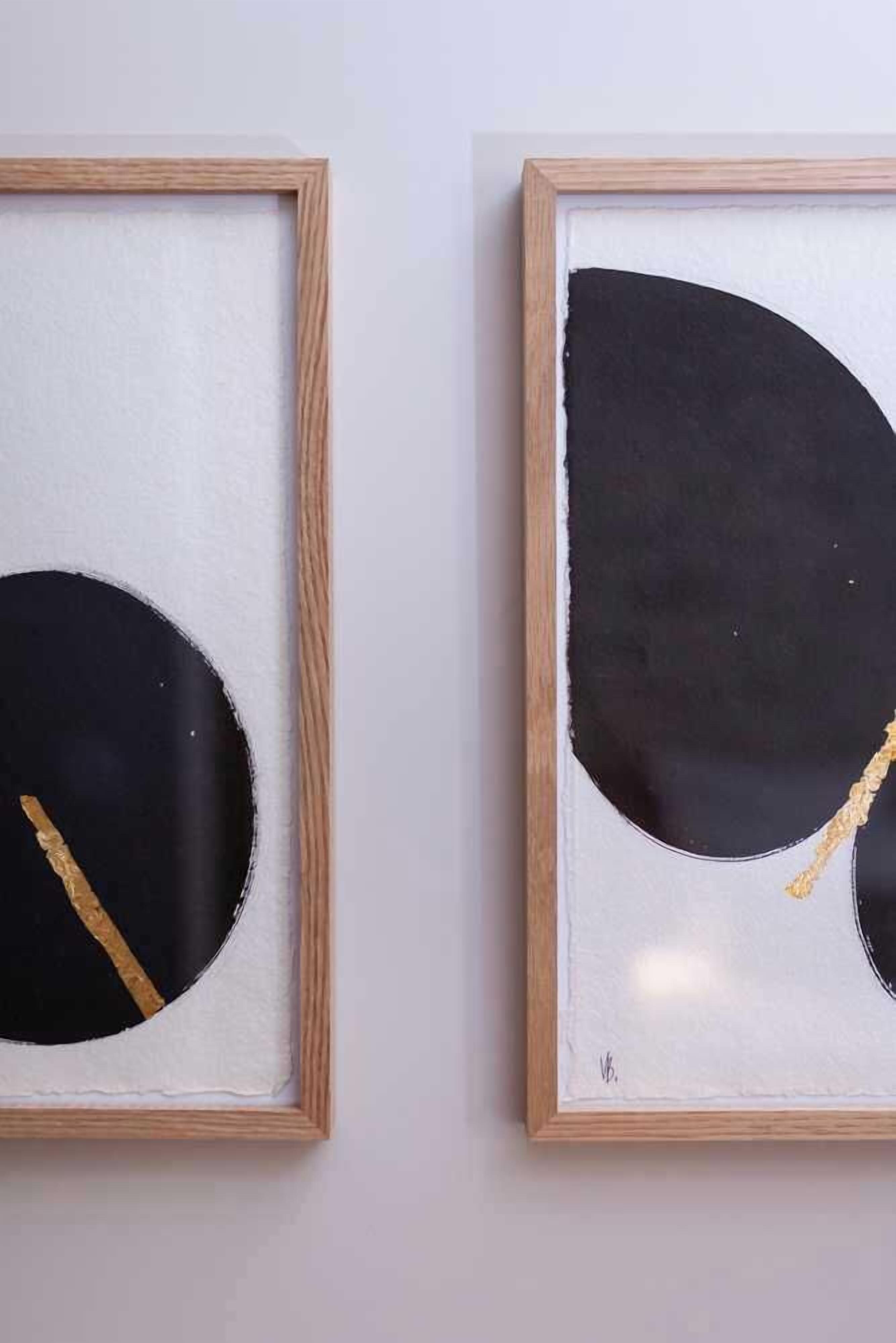 Dos obras de arte enmarcadas con diseños abstractos y un marco de madera.