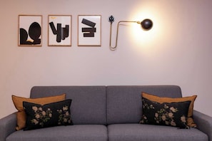 Deluxe Double Room, City View | Living area - Hôtel Tinah (Paris)