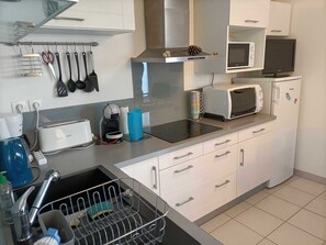 Fridge, microwave, stovetop, dishwasher - Charming house for 6 with private pool (La Faute-sur-Mer)