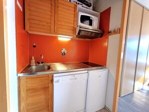 Coffee/tea maker, microwave, stovetop, dishwasher - Studio Cabin Sleeps 6 - Piau-Engaly (Piau-Engaly)
