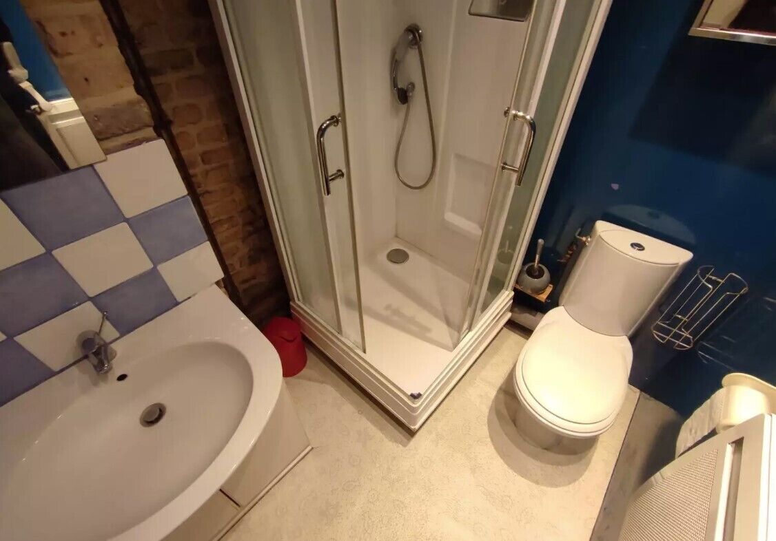 Een haardroger, handdoeken, zeep, toiletpapier