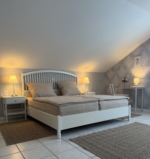 2 bedrooms, free WiFi, bed sheets - Block vacation apartment in Kraichgau - quiet, cozy & modern (Reichartshausen)