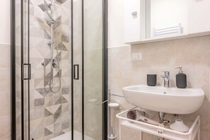 Dusche, Bidet, Shampoo