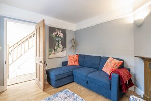 TV, DVD player, books - The Grantchester - Charming 20th Century Home (Grantchester)