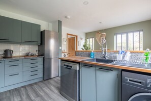 Fridge, microwave, oven, stovetop - The Grantchester - Charming 20th Century Home (Grantchester)