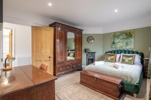 2 slaapkamers, een bureau, een strijkplank/strijkijzer, reisbedje